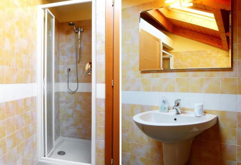 اتاق استاندارد سه تخته با سرویس بهداشتی مشترک, Made In Italy