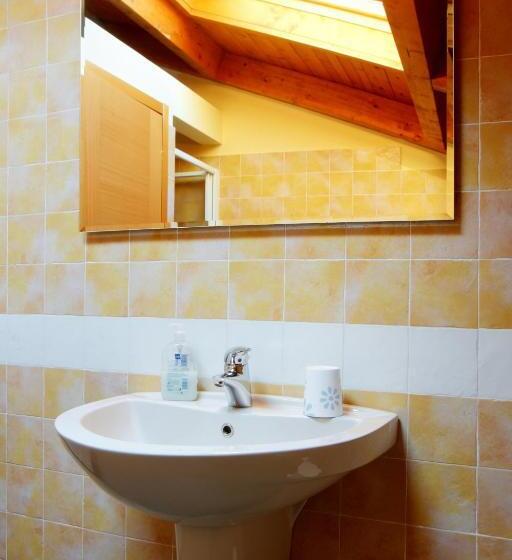 اتاق خانوادگی با سرویس بهداشتی مشترک, Made In Italy