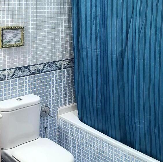 חדר סטנדרט לשלושה, Kaia