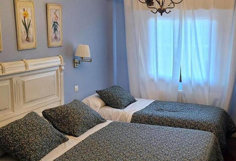 חדר סטנדרט לשלושה, Kaia