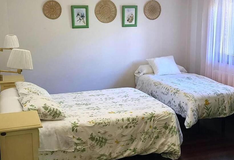 חדר סטנדרט לשלושה, Kaia