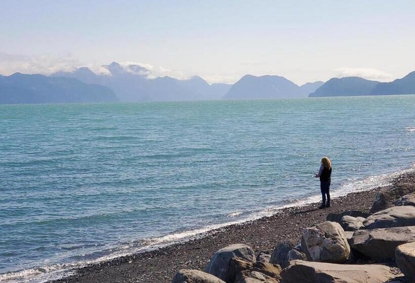 اتاق لوکس, Resurrection Lodge On The Bay