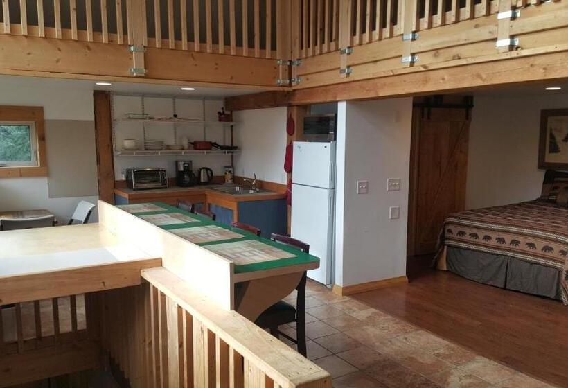 اتاق لوکس, Resurrection Lodge On The Bay