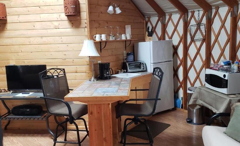 بانگلوی استاندارد, Resurrection Lodge On The Bay