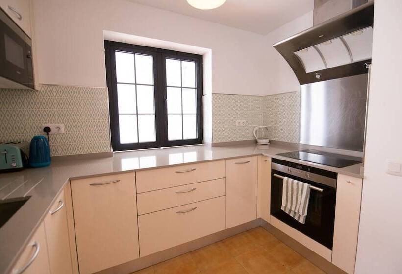 ルームシェアのワンベッド, Surfers Retreat