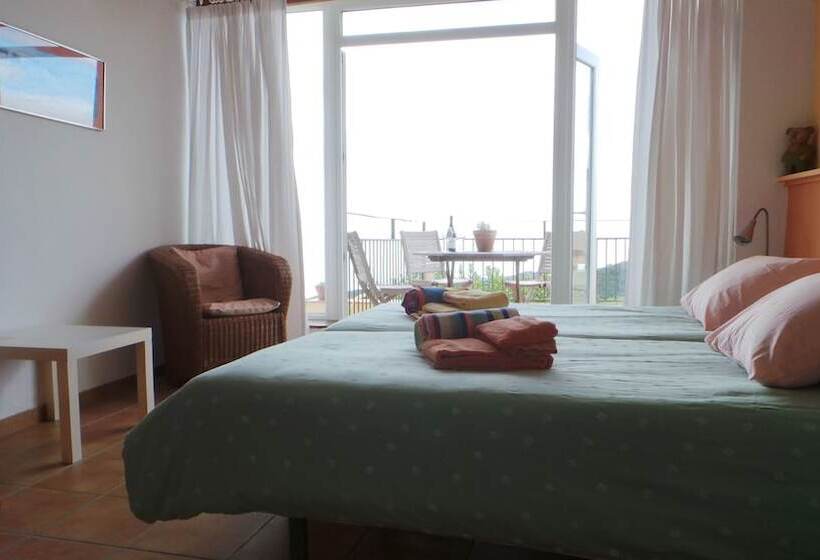 اتاق راحتی با چشمانداز دریا, La Roqueta