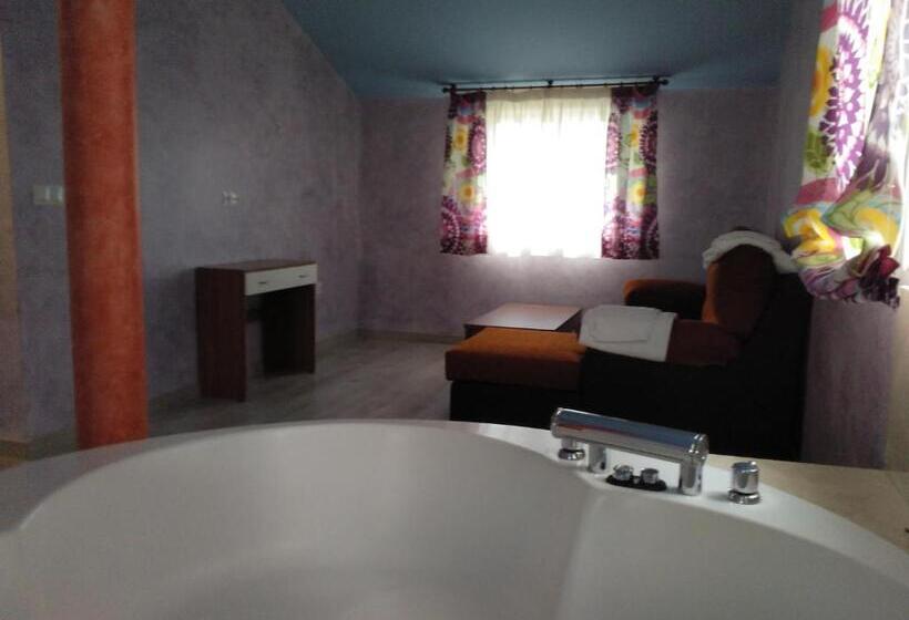 スタンダードスタジオ, Hostal Orly