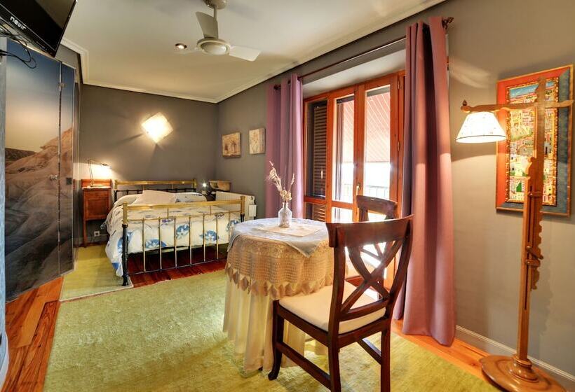 家庭间, Hostal Rural Txapi Txuri Logis Hotels