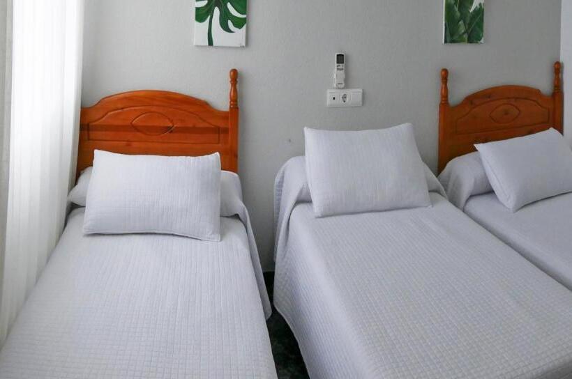 غرفة قياسية ثلاثية, Hostal Al Andalus