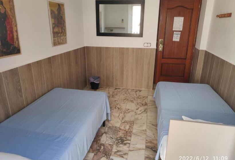 Standard Room Shared Bathroom, Hostel Triana Backpackers