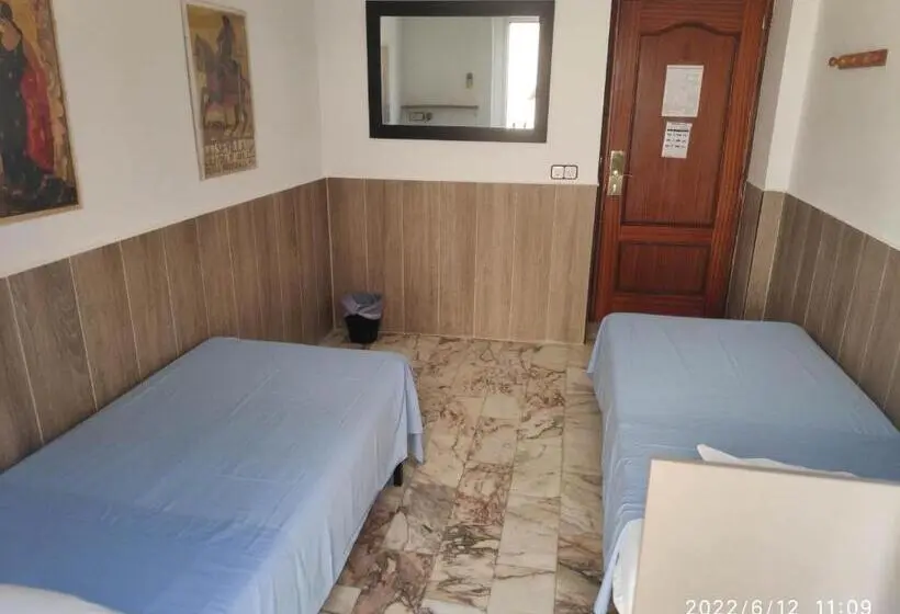 اتاق استاندارد با سرویس بهداشتی مشترک, Hostel Triana Backpackers