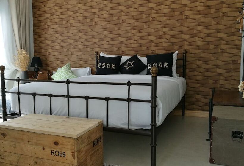 سوییت با چشم‌انداز استخر, Vanida Antique Home