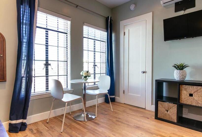 带观景的标准工作室, Broadlind