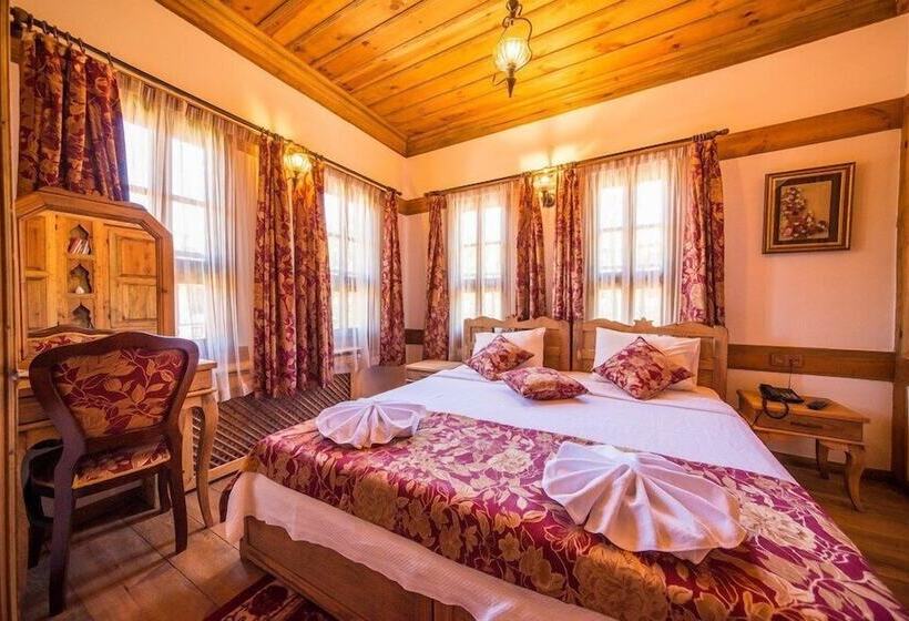 غرفة ديلوكس ثلاثية, Akbulut Konak