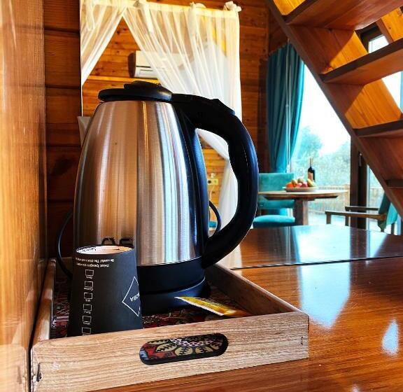 Bungalow Familiar, Kabak Armes