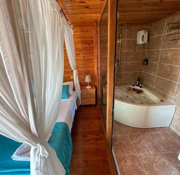 Семейное Бунгало, Kabak Armes