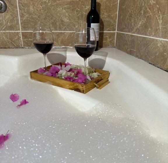 Семейное Бунгало, Kabak Armes