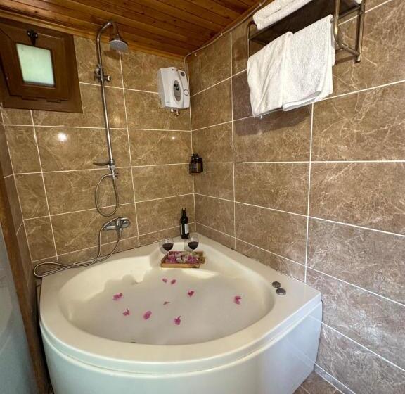 Семейное Бунгало, Kabak Armes