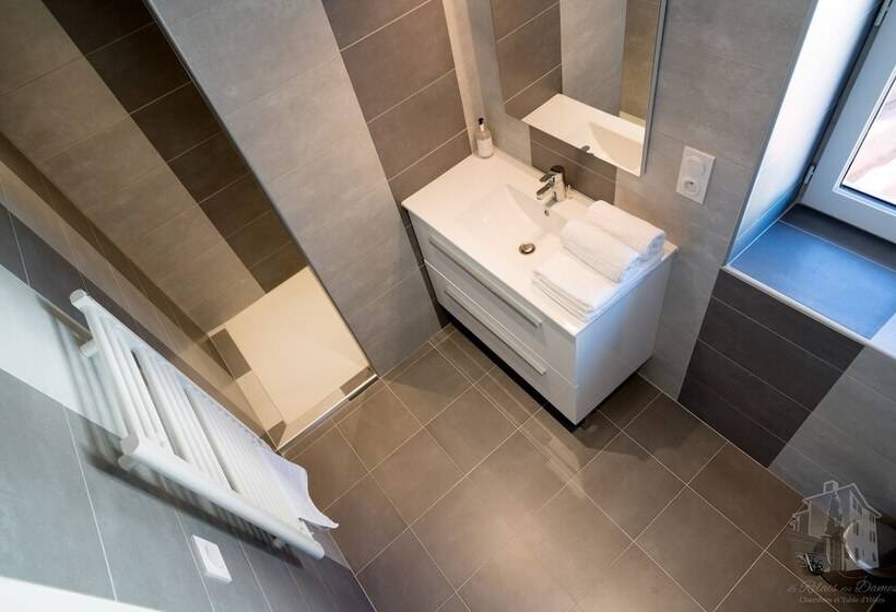 חדר משפחתי, Le Relais Des Dames