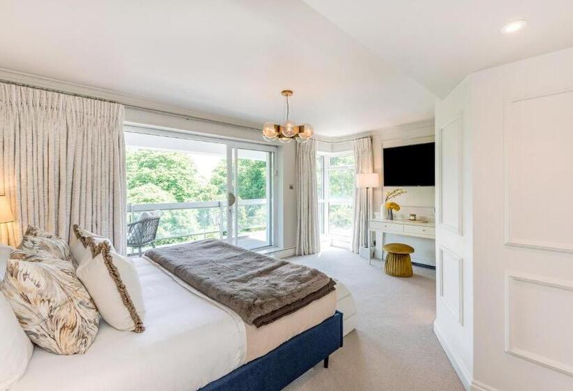 1 Bedroom Penthouse Apartment, Buckingham & Lloyds