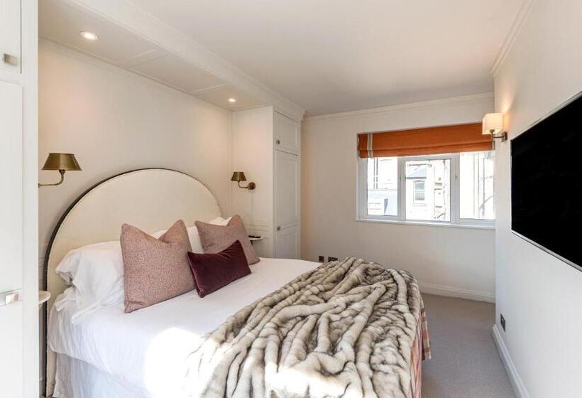 1 Bedroom Penthouse Apartment, Buckingham & Lloyds