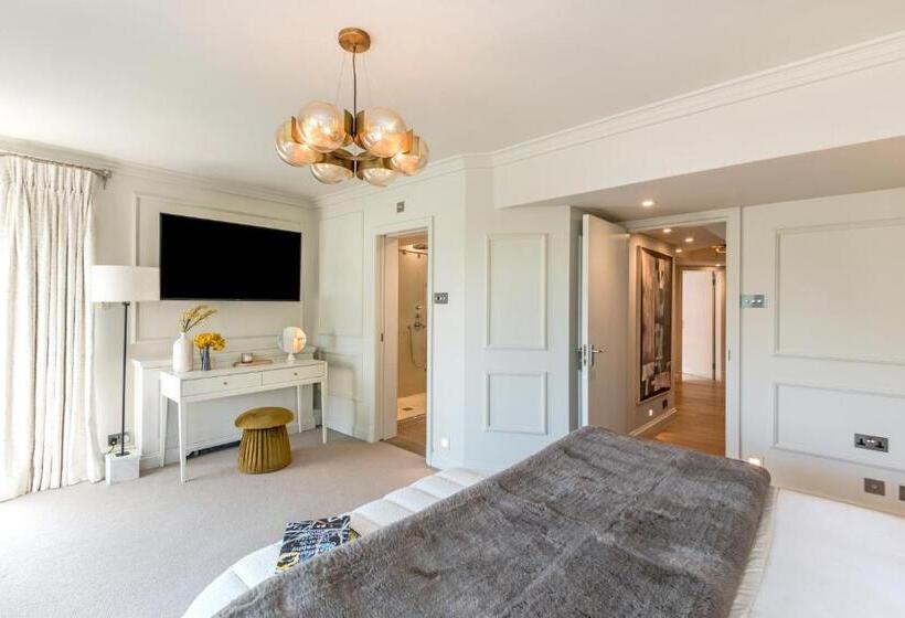 1 Bedroom Penthouse Apartment, Buckingham & Lloyds