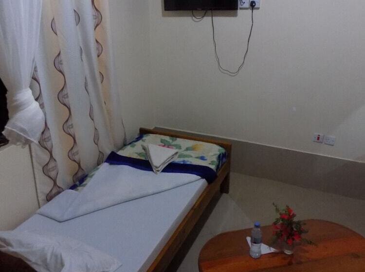 اتاق یک تخته با چشمانداز باغ, Kilimanjaro Base