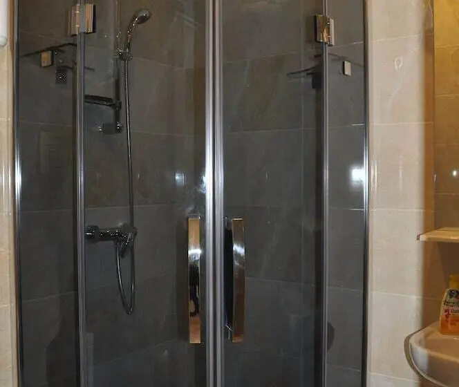 اتاق استاندارد یک نفره, The Apartments