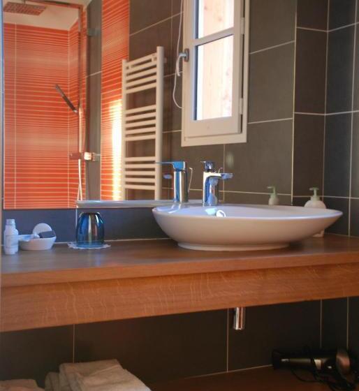 اتاق استاندارد با چشم‌انداز استخر, Les Ambèles