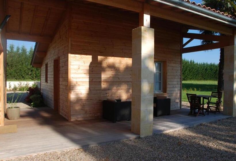 اتاق استاندارد با چشم‌انداز استخر, Les Ambèles