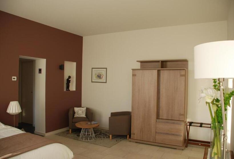 اتاق استاندارد با چشم‌انداز استخر, Les Ambèles