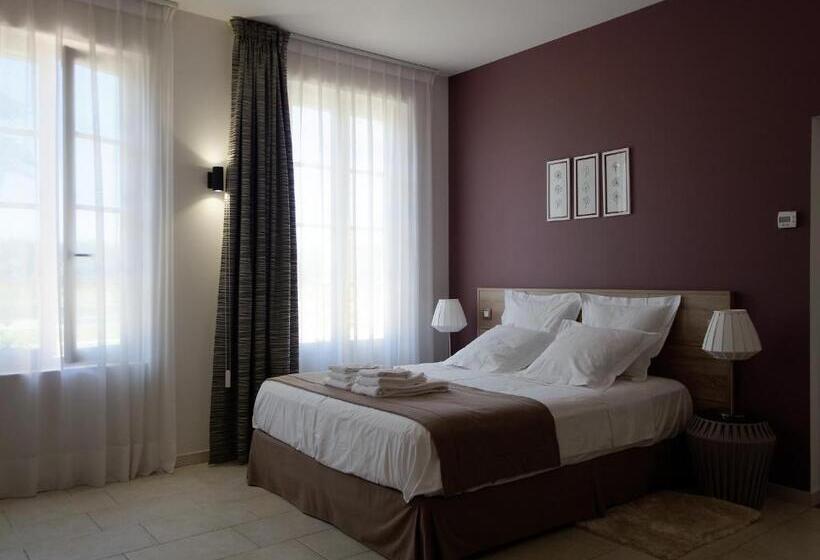 اتاق استاندارد با چشم‌انداز استخر, Les Ambèles