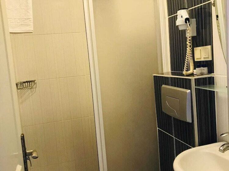 חדר סטנדרט לשלושה, Boss Ii