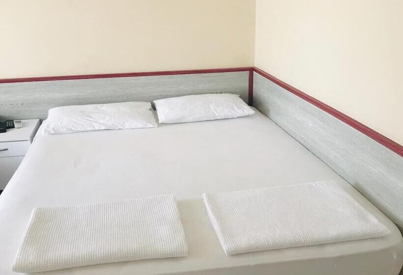 חדר סטנדרט לשלושה, Boss Ii