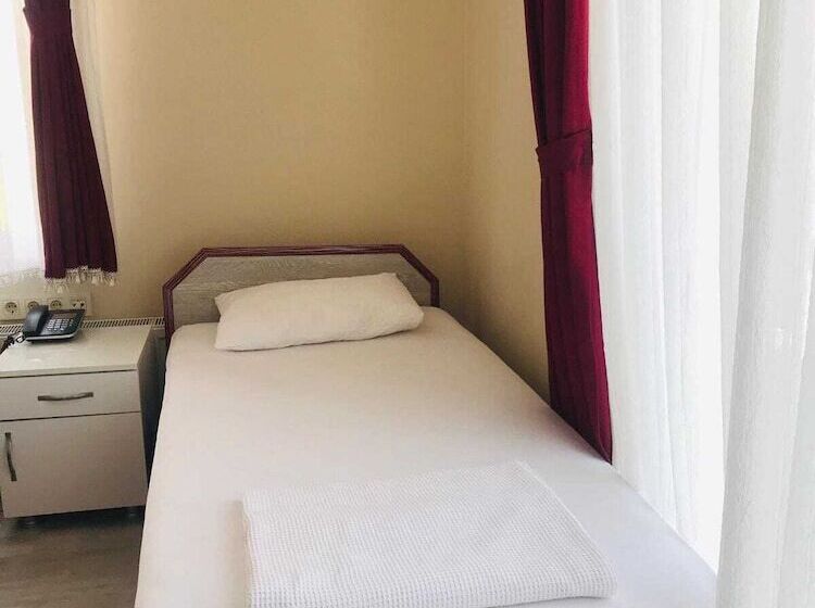 חדר סטנדרט לשלושה, Boss Ii