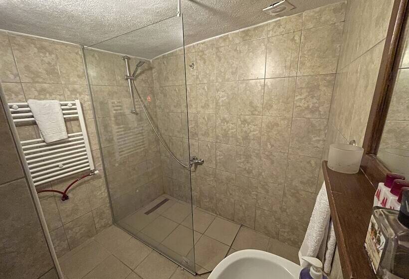 标准三人间, Karadut Cave