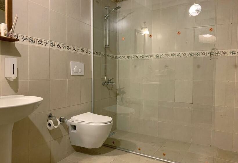 标准三人间, Karadut Cave