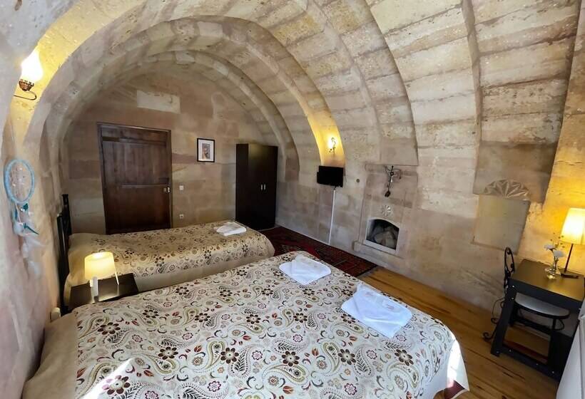 标准三人间, Karadut Cave