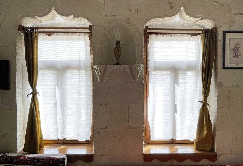 标准三人间, Karadut Cave