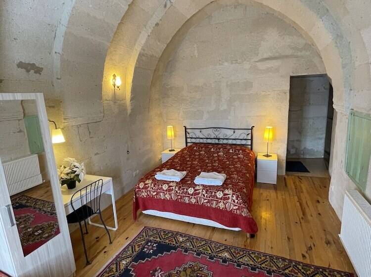 标准三人间, Karadut Cave