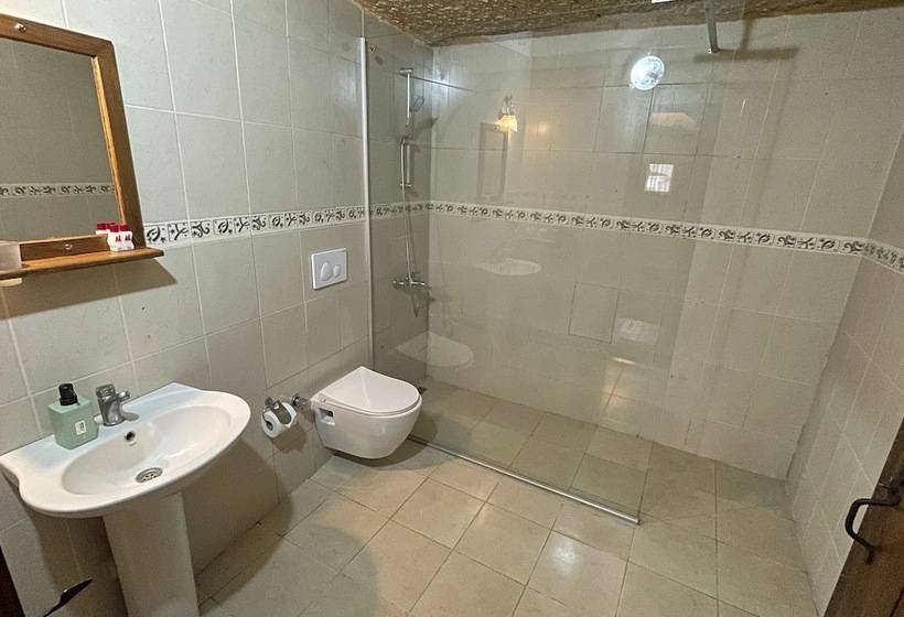 标准三人间, Karadut Cave