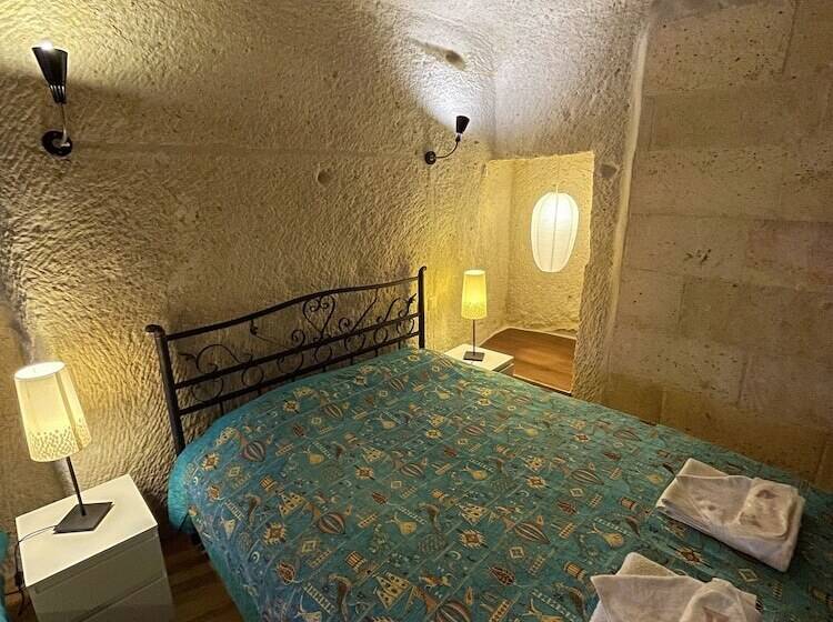 标准三人间, Karadut Cave