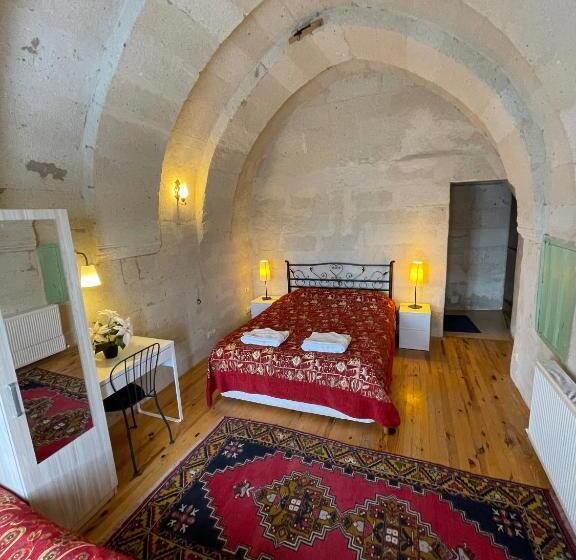 标准三人间, Karadut Cave