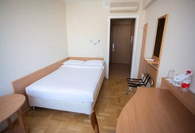 اتاق استاندارد یک نفره, Azimut Hotel Siberia