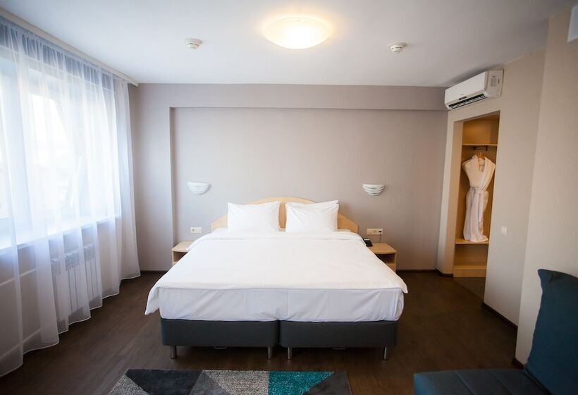 سوییت جونیور, Azimut Hotel Siberia