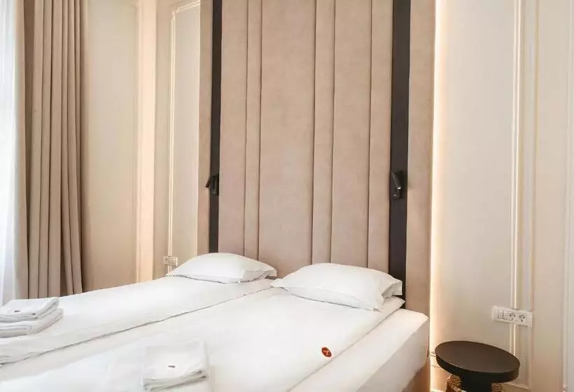 اتاق لوکس با بالکن, Astoria Grand