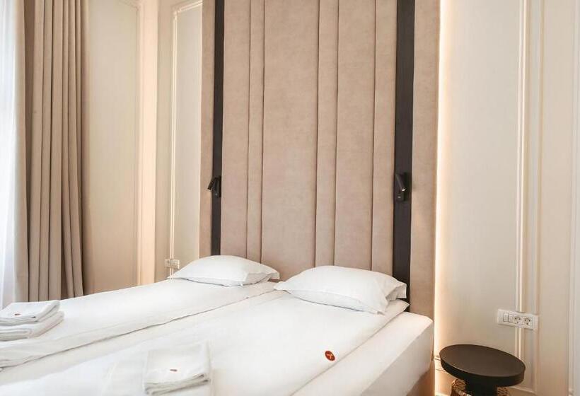 اتاق سوپریور با تخت بزرگ, Astoria Grand