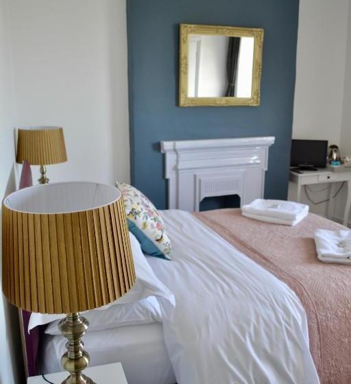 オーシャンビュースタンダードルーム, The Nags Head   Room Only Accommodation