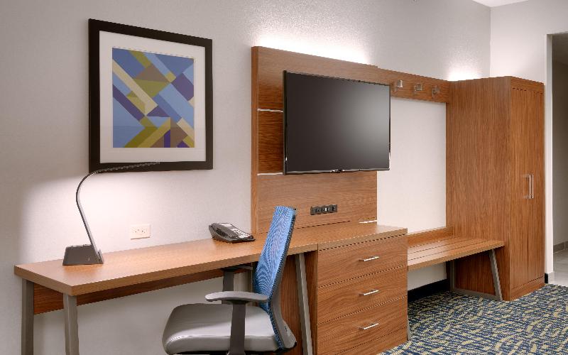 带大床的套房, Holiday Inn Express & Suites   Gainesville I 75, An Ihg