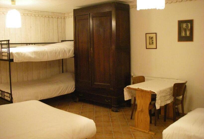 패밀리 룸, La Maison Bleue